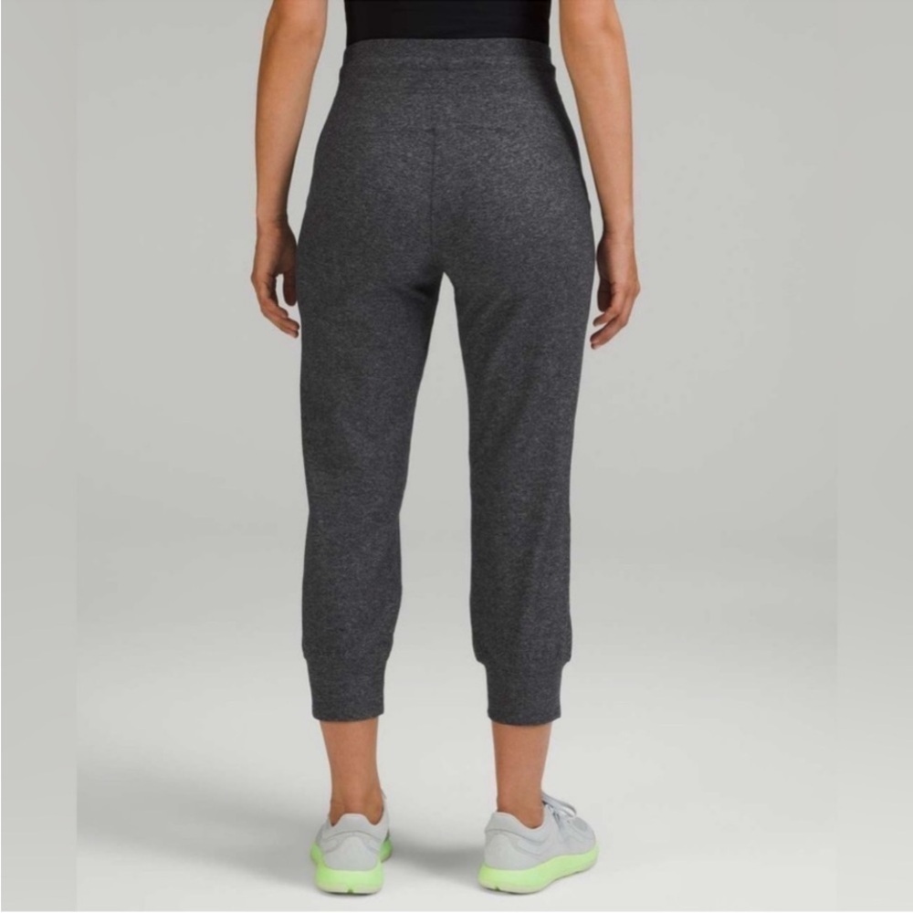 Lululemon cropped jogger - Picture 2 of 12